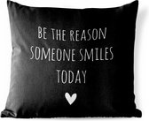 Buitenkussen Weerbestendig - Engelse quote "Be the reason someone smiles today" met een hartje op een zwarte achtergrond - 50x50 cm