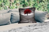 Buitenkussen Weerbestendig - Zwart-wit foto met een rode boom - 50x50 cm