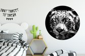 WallCircle - Wandcirkel ⌀ 150 - Close-up Perzisch luipaard tegen zwarte achtergrond in zwart-wit - Ronde schilderijen woonkamer - Wandbord rond - Muurdecoratie cirkel - Kamer decoratie binnen - Wanddecoratie muurcirkel - Woonaccessoires