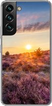 Geschikt voor Samsung Galaxy S22 hoesje - Bloeiende heide tijdens zonsondergang in Nederland - Siliconen Telefoonhoesje