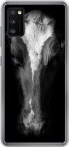 Geschikt voor Samsung Galaxy A41 hoesje - Portretfoto koe op zwarte achtergrond in zwart-wit - Siliconen Telefoonhoesje