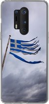 Geschikt voor OnePlus 8 Pro hoesje - Versnipperde Griekse vlag waait in een sterke wind - Siliconen Telefoonhoesje