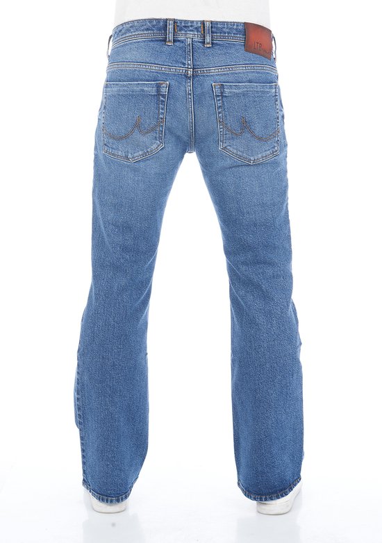 Man in bootcut fit jeans, blauw denim, met LTB logo op de achterkant.