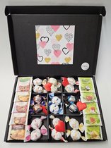 Chocolade Ballen - Thee Proeverij Pakket Groot | Mystery Card 'Love (Hartjes)' met persoonlijke (video)boodschap | Chocolade-Theepakket | Feestdagen box | Chocolade cadeau | Valentijnsdag | Verjaardag | Moederdag | Vaderdag