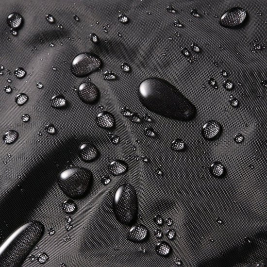 Close-up van een zwarte stof met veel waterdruppels.