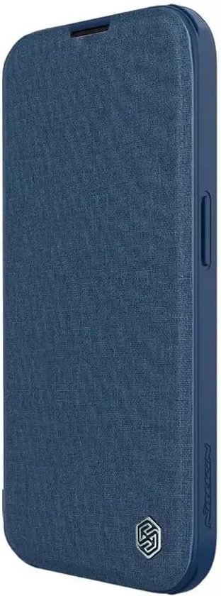Nillkin Qin Pro Étui en tissu pour Apple iPhone 15 Pro – Book Case avec curseur d'appareil photo – Espace pour deux cartes Blauw