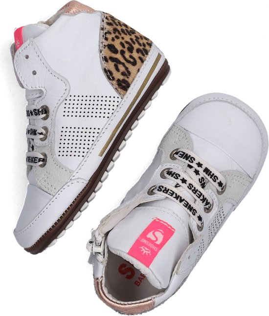 Witte babysneakers met luipaardprint op de hiel, roze accenten en 'SNEAKERS' op de veters.