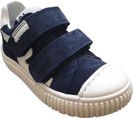 Donkerblauwe sneaker met witte biezen, twee klittenbandsluitingen en de tekst 'develab'.