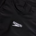 Close-up van het Speedo logo op een zwart sportbadpak.