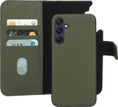 Mobiparts hoesje geschikt voor Samsung Galaxy A25 - Wallet 2-in-1 Boekhoesje - MagSafe - Echt Leder - Uitneembare Case - Sterke Magneet Sluiting - Contactloos betalen - Groen