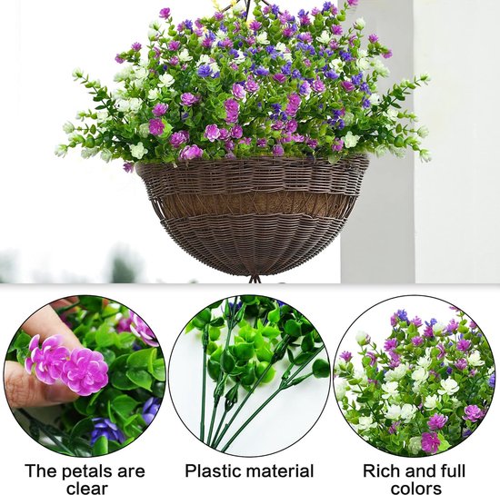 Hangmand met kunstplanten, rijk aan paarse, witte en blauwe bloemen en groene bladeren.