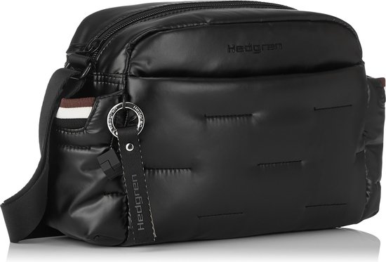 Zwarte, glanzende, gewatteerde schoudertas met Hedgren-logo, sleutelhanger en streepdetail.