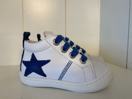 Witte leren schoentjes met blauwe sterren en veters. Dubbele blauwe stiksels op de zijkant.