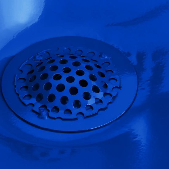 Gedetailleerde close-up van een ronde, metalen zeef met veel kleine ronde gaten, in een diepblauwe gladde oppervlakte.