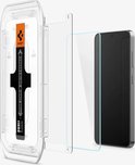 Un kit d'installation Spigen Glas.tR EZ Fit avec un protecteur d'écran pour smartphone et un téléphone.