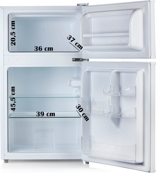 Witte koelkast met afmetingen: vriezer 37cm breed, 20.5cm hoog; koelkast 39cm breed, 45.5cm hoog.