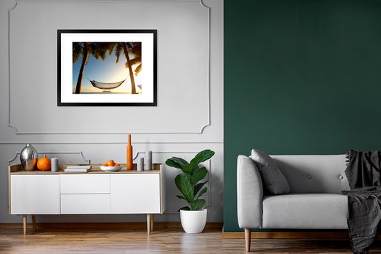 Photo encadrée - Hamac suspendu entre palmiers cadre photo noir avec passe-partout blanc 80x60 cm - Affiche encadrée (Décoration murale salon / chambre) / Mer et plage
