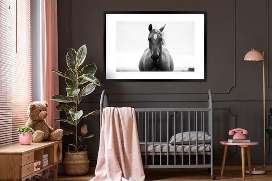 Photo en cadre - La tête de cheval en cadre photo noir et blanc noir avec passe-partout blanc xxl 120x80 cm - Affiche sous cadre (Décoration murale salon / chambre)