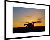 Photo en cadre - Un coucher de soleil sur un cadre photo hunebed noir avec passe-partout blanc xxl 120x80 cm - Affiche sous cadre (Décoration murale salon / chambre)