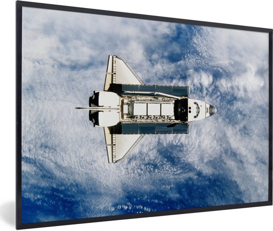 Fotolijst incl. Poster - Space shuttle vliegt hoog in het heelal - 60x40 cm - Posterlijst