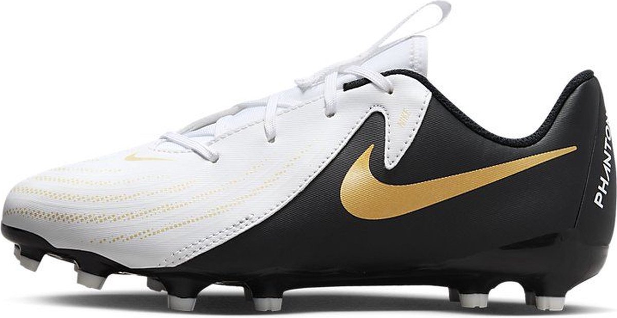 Nike Phantom GX 2 Academy FG voetbalschoenen voor kinderen, laag model, wit met metallic goud en zwart, maat 36.5.