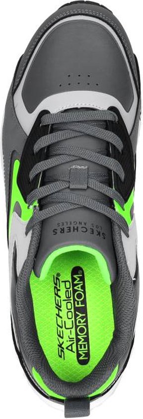 Bovenaanzicht grijze sneaker met neon-groene 'Air-Cooled Memory Foam' binnenzool.