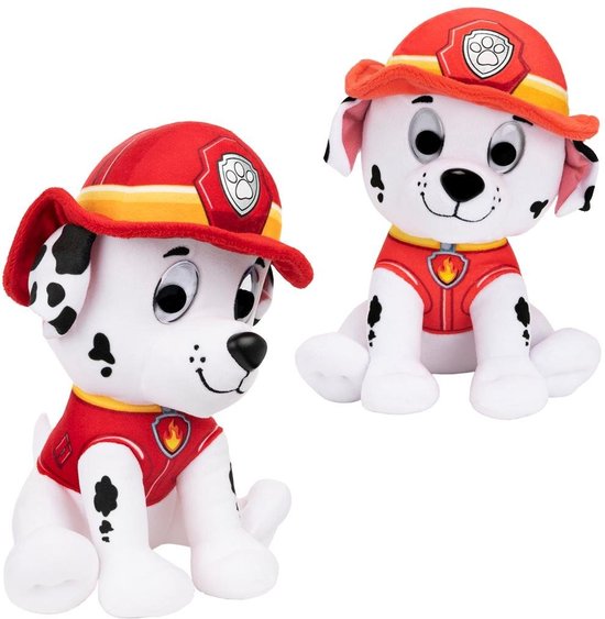 Twee identieke zittende witte Dalmatische puppyknuffels met zwarte vlekken, elk gekleed in een rood brandweeruniform en rode helm.