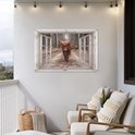 Een schotse hooglander kijkt uit een raam op een balkon. De poster is opgehangen aan de muur.