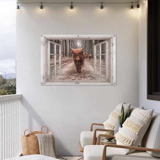 Een schotse hooglander kijkt uit een raam op een balkon. De poster is opgehangen aan de muur.