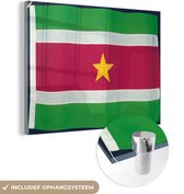 MuchoWow® Glasschilderij 120x90 cm - Schilderij acrylglas - De vlag van Suriname op een zwarte achtergrond - Foto op glas - Schilderijen