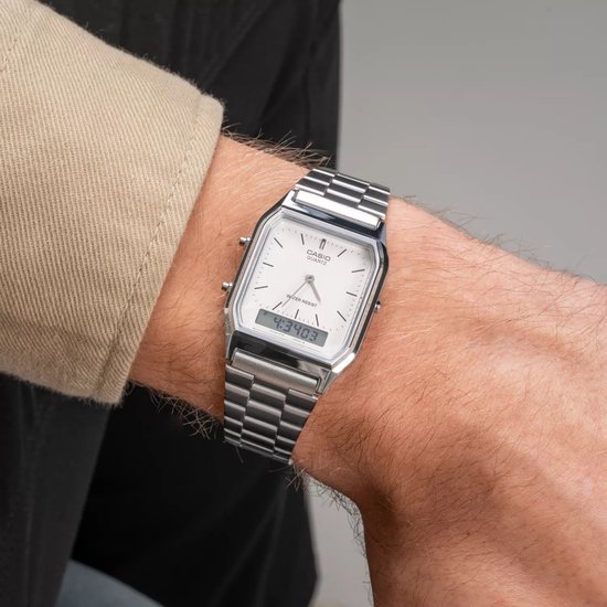 Montre Casio argentée avec cadran carré portée au poignet.