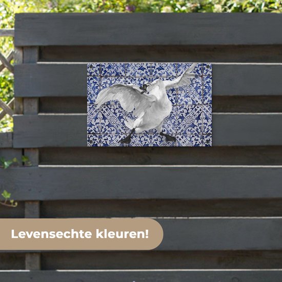 Tuinposter 60x40 cm - Tuindecoratie Zwaan - Kunst - Delfts blauw - Schilderij - Oude meesters - Poster voor in de tuin - Buiten decoratie - Schutting tuinschilderij - Tuindoek muurdecoratie - Wanddecoratie balkondoek