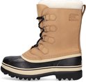 Camelkleurige Sorel snowboot met zwarte rubberen neus, veters en witte teddy voering.