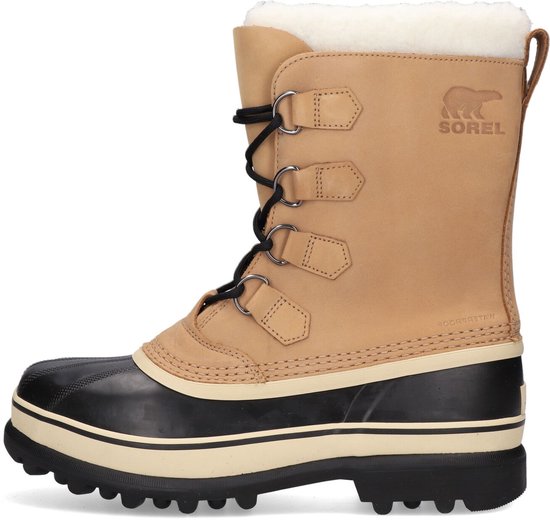 Camelkleurige Sorel snowboot met zwarte rubberen neus, veters en witte teddy voering.
