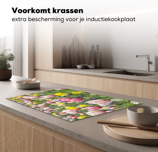 KitchenYeah® Inductie beschermer 81.6x52.7 cm - Een veld met tulpen, narcissen en blauwe druiven - Kookplaataccessoires - Afdekplaat voor kookplaat - Inductiebeschermer - Inductiemat - Inductieplaat mat