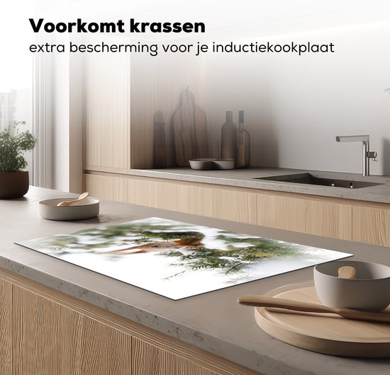 KitchenYeah® Inductie beschermer 81.2x52 cm - Eekhoorn - Den - Sneeuw - Kookplaataccessoires - Afdekplaat voor kookplaat - Inductiebeschermer - Inductiemat - Inductieplaat mat
