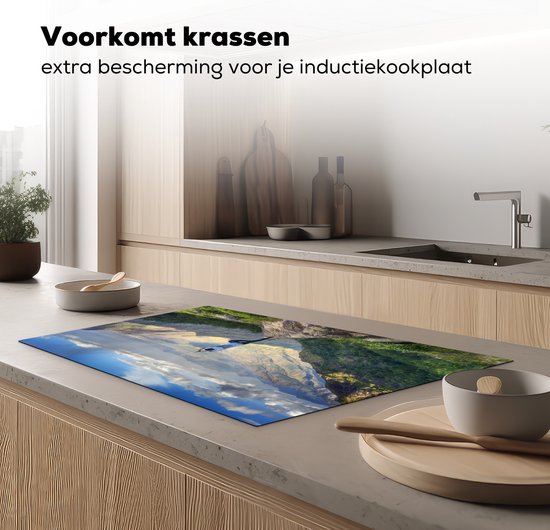 KitchenYeah® Inductie beschermer 83x51.5 cm - Een man neemt een yogahouding aan op een bergtop - Kookplaataccessoires - Afdekplaat voor kookplaat - Inductiebeschermer - Inductiemat - Inductieplaat mat