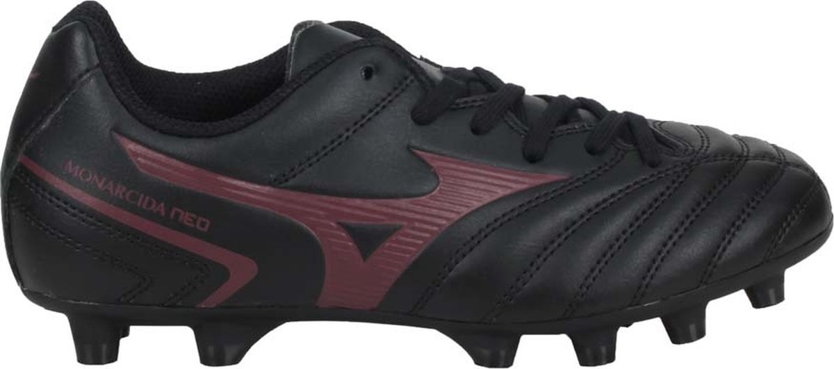 Zwarte Mizuno Monarcida neo select voetbalschoen voor junioren met een brede pasvorm en duurzame materialen.