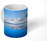 Mok - Bij Wailea Beach op Hawaii worden palmbomen gereflecteerd op het water - 350 ML - Beker