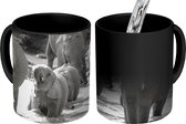 Magische Mok - Foto op Warmte Mokken - Koffiemok - Familie olifanten in het water in zwart-wit - Magic Mok - Beker - 350 ML - Theemok