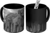 Magische Mok - Foto op Warmte Mokken - Koffiemok - Olifanten die water drinken in zwart-wit - Magic Mok - Beker - 350 ML - Theemok