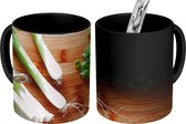 Magische Mok - Foto op Warmte Mok - Gehakte bosui op een houten plank - 350 ML