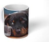 Mok - Koffiemok - Schattige Rottweiler pup ligt op de vloer - Mokken - 350 ML - Beker - Koffiemokken - Theemok