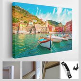 Cinque Terre op de berg in de buurt van de Middellandse Zee in Ligurië - Italië. Zonnige bewolkte hemel. Traditionele italiaanse architectuur - Moderne kunst canvas - Horizontaal - 1913890198