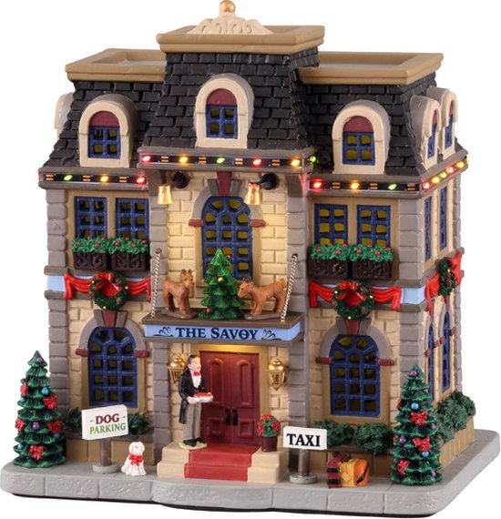 Miniatuurgebouw "The Savoy" met kerstversiering, verlichting, een butler, hond parkeerbord en taxibord.
