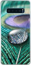 Geschikt voor Samsung Galaxy S10 Lite hoesje - Close-up van een waterdruppel op de veer van een pauw - Siliconen Telefoonhoesje