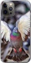 Geschikt voor iPhone 12 Pro hoesje - Close-up van een opvliegende duif - Siliconen Telefoonhoesje