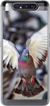 Geschikt voor Samsung Galaxy A80 hoesje - Close-up van een opvliegende duif - Siliconen Telefoonhoesje
