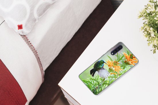 Telefoonhoesje Geschikt voor Samsung Galaxy A30s hoesje - Close-up van een kleurrijke vogel naast planten met oranje bloemen - Siliconen Telefoonhoesje Telefoonhoesje