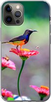 Geschikt voor iPhone 13 Pro hoesje - Close-up van een kolibrie op roze bloemen - Siliconen Telefoonhoesje